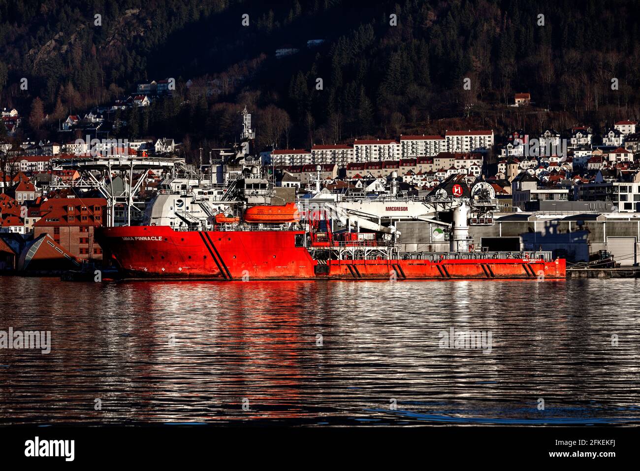 Offshore-Service-Standby-Schiff MMA Pinnacle am Kai, im Hafen von Bergen, Norwegen. Stockfoto