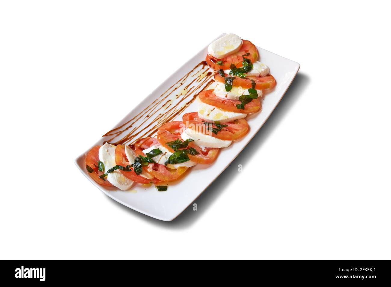 Pub-Essen. Tomaten- und Mozzarella-Salat auf weiß isoliert Stockfoto