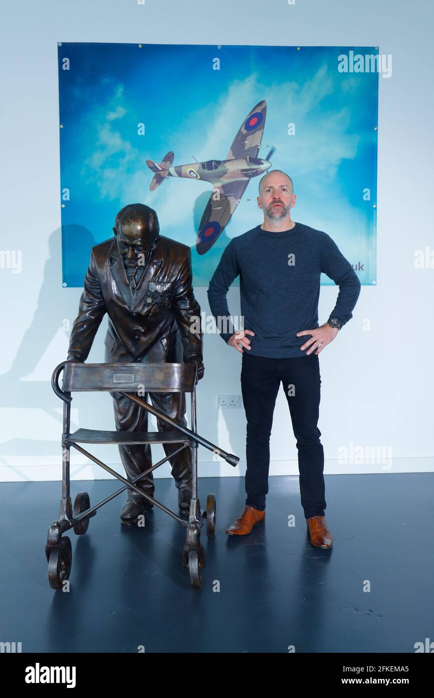 Der Bildhauer Tony Clark mit seiner Bronzestatue des verstorbenen Sir Captain Thomas Moore in seinem Pop-up-Store im Springs Retail Park, Leeds, West Yorkshire Stockfoto