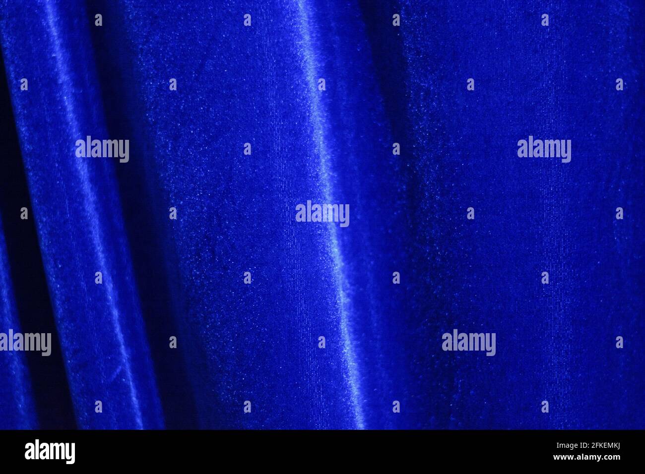 Blauer Samtstoff in Falten Stockfoto