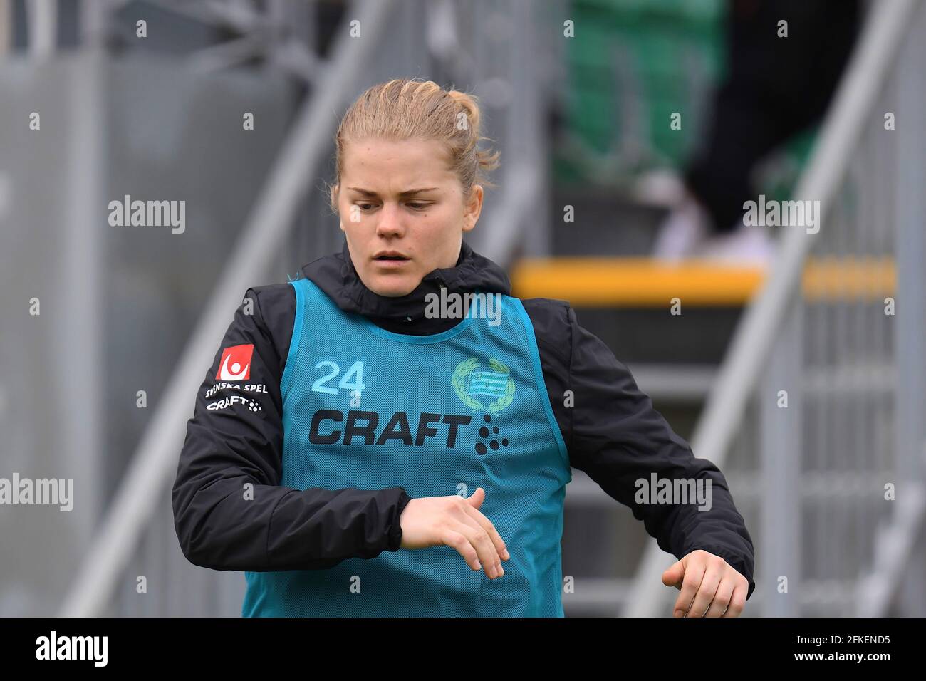 Britta Gynning (24 Hammarby) erwärmt sich während des Spiels in der Schwedischen Liga OBOS Damallsvenskan am 1. Mai 2021 zwischen Hammarby IF und KIF Orebro DFF bei Hammarby IP in Stockholm, Schweden Stockfoto