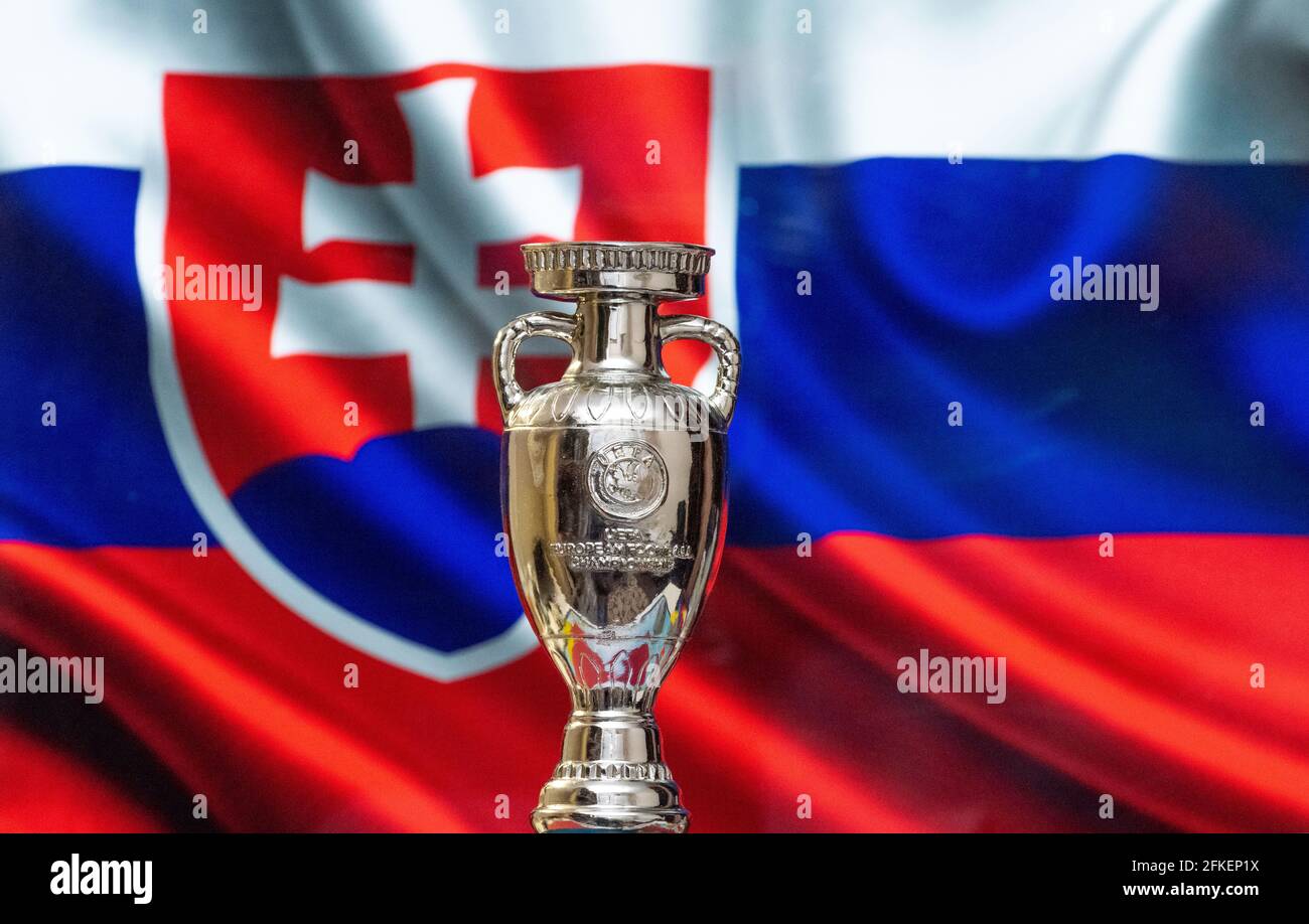 10. April 2021. Bratislava, Slowakei. Fußball-Europameisterschaft mit der slowakischen Flagge im Hintergrund. Stockfoto