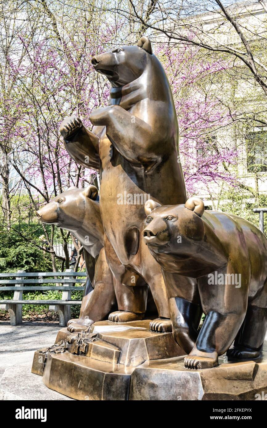 Die Statue der Gruppe der Bären ist wunderschön im Springtime, Central Park, NYC Stockfoto