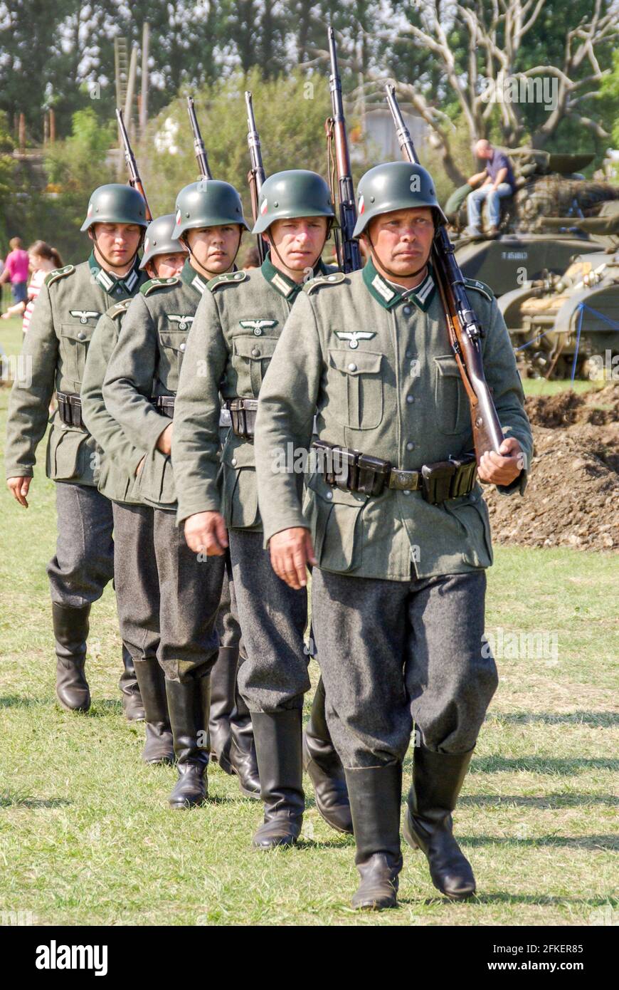 Nachinszenierung, Nachinszenierung der marschierenden Soldaten der