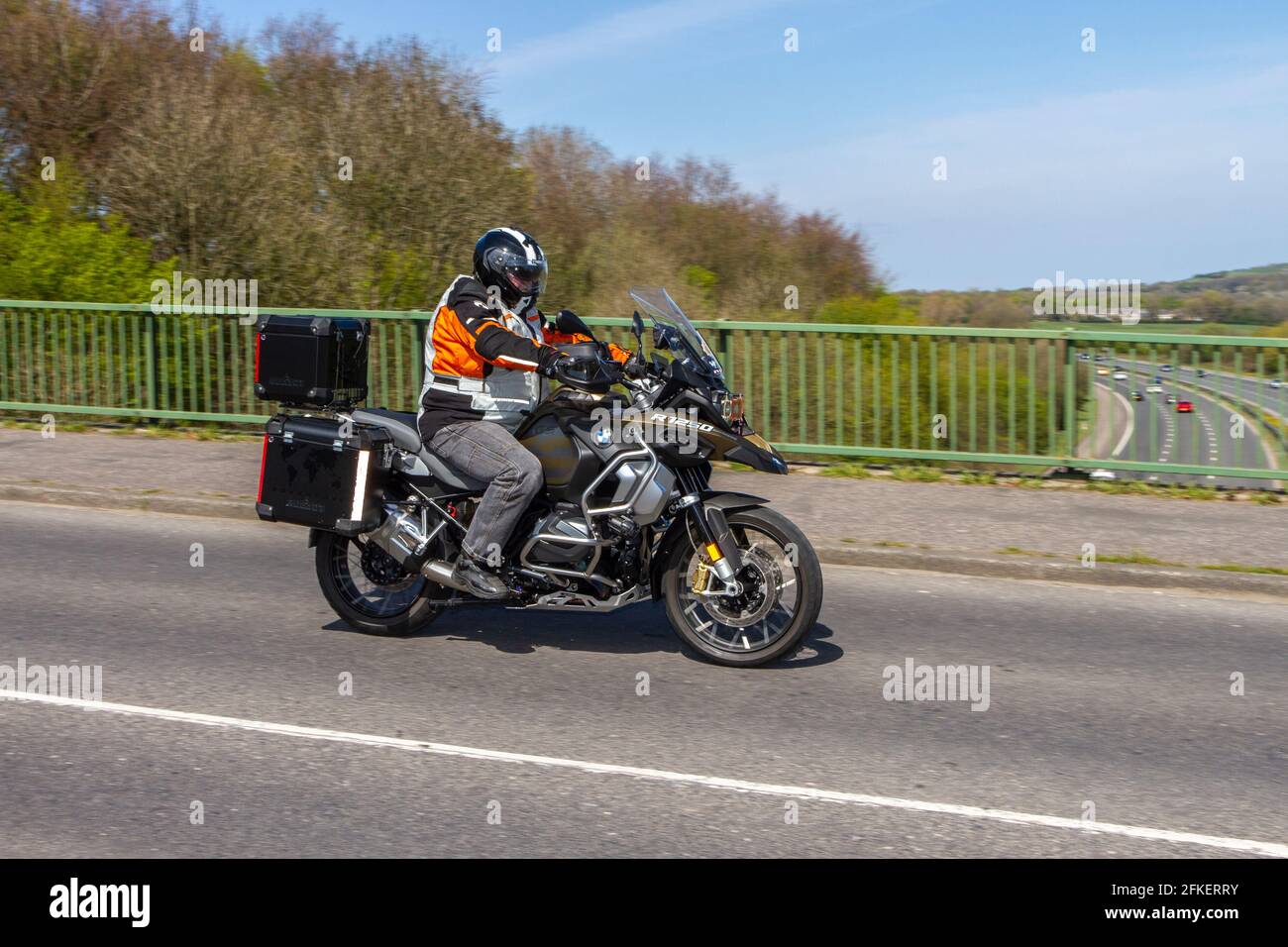 2019 BMW R 1250 GS ; Motorradfahrer; Zweiradtransport, Motorräder, Fahrzeug, Straßen, Motorräder, Motorradfahrer fahren in Chorley, Großbritannien Stockfoto