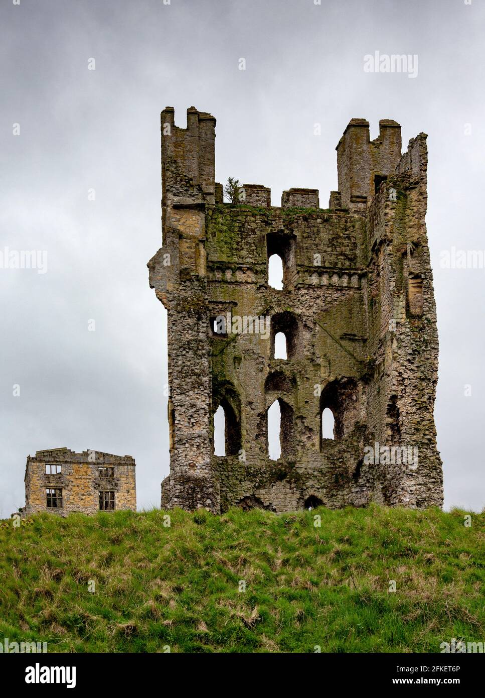 Helmsley Castle ist eine mittelalterliche Burg in der Marktstadt Helmsley, im North York Moors National Park, North Yorkshire, England. Stockfoto