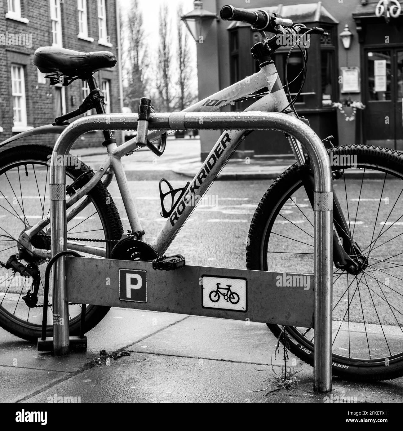 Kingston upon Thames, London, Großbritannien, April 2021, Fahrrad Persönlicher umweltfreundlicher Transport ohne Menschen Stockfoto
