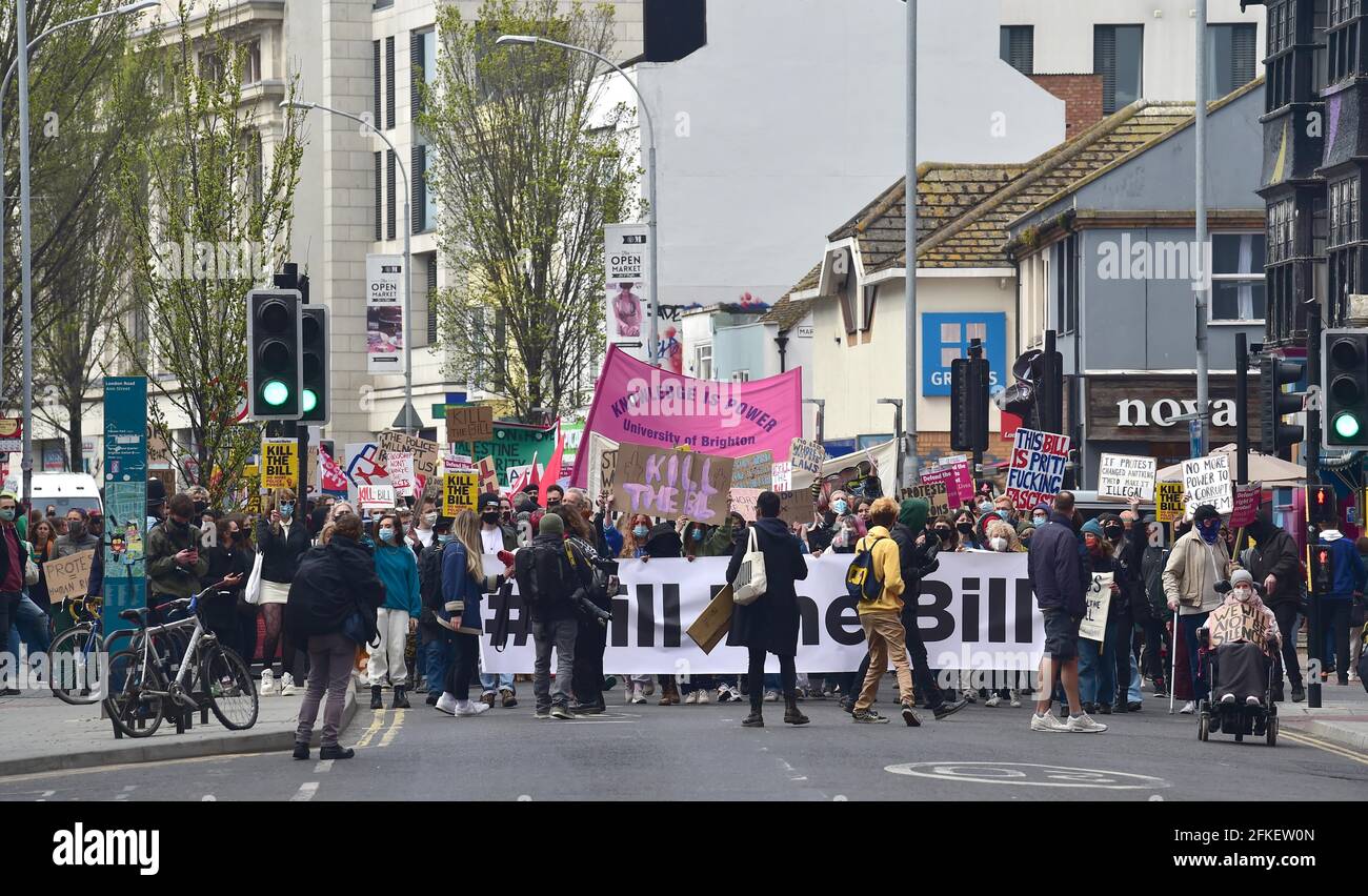 Brighton UK 1. Mai 2021 - Hunderte von Demonstranten, die das Gesetz töten, marschieren heute am Internationalen Arbeitertag durch Brighton, während sie gegen das neue Gesetz der Regierung zu Polizei, Kriminalität, Verurteilung und Gerichten demonstrieren. Im ganzen Land finden Demonstrationen statt, die auch als Labor Day bekannt sind: Credit Simon Dack / Alamy Live News Stockfoto