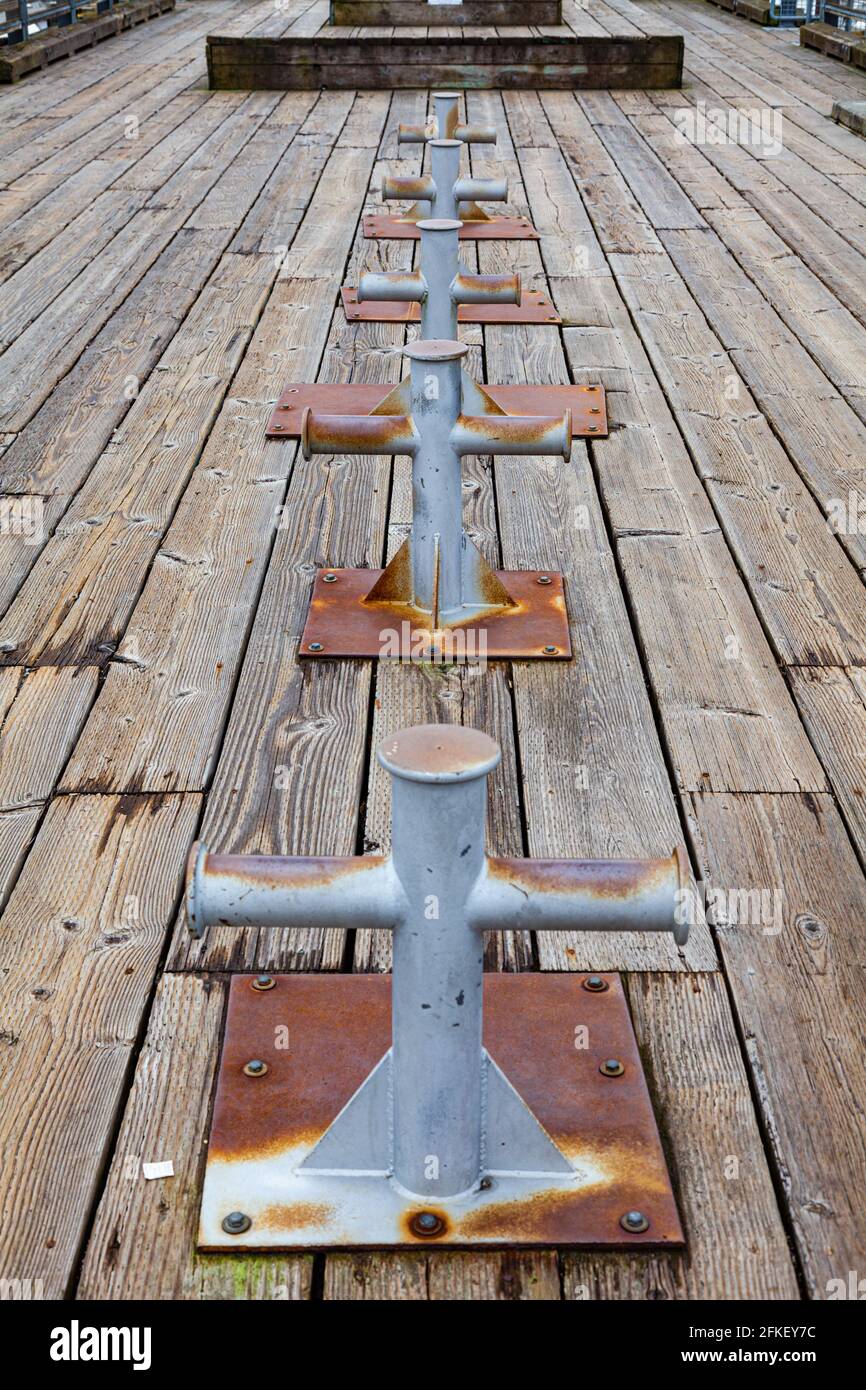 Alte Industrieanlagen auf einem hölzernen Pier als montiert Öffentliche Kunstanzeige in Steveston British Columbia Kanada Stockfoto