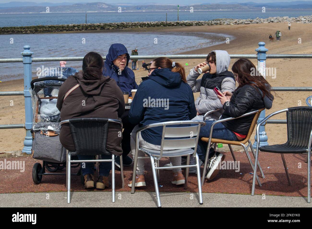 Morecambe Lancashire, Großbritannien. 1. Mai 2021. Besucher trotzen dem kühleren Bankfeiertag Samstag Wetter mit Wind bricht Mäntel bringen die Ordnung des Tages Kredit: PN News/Alamy Live News Stockfoto