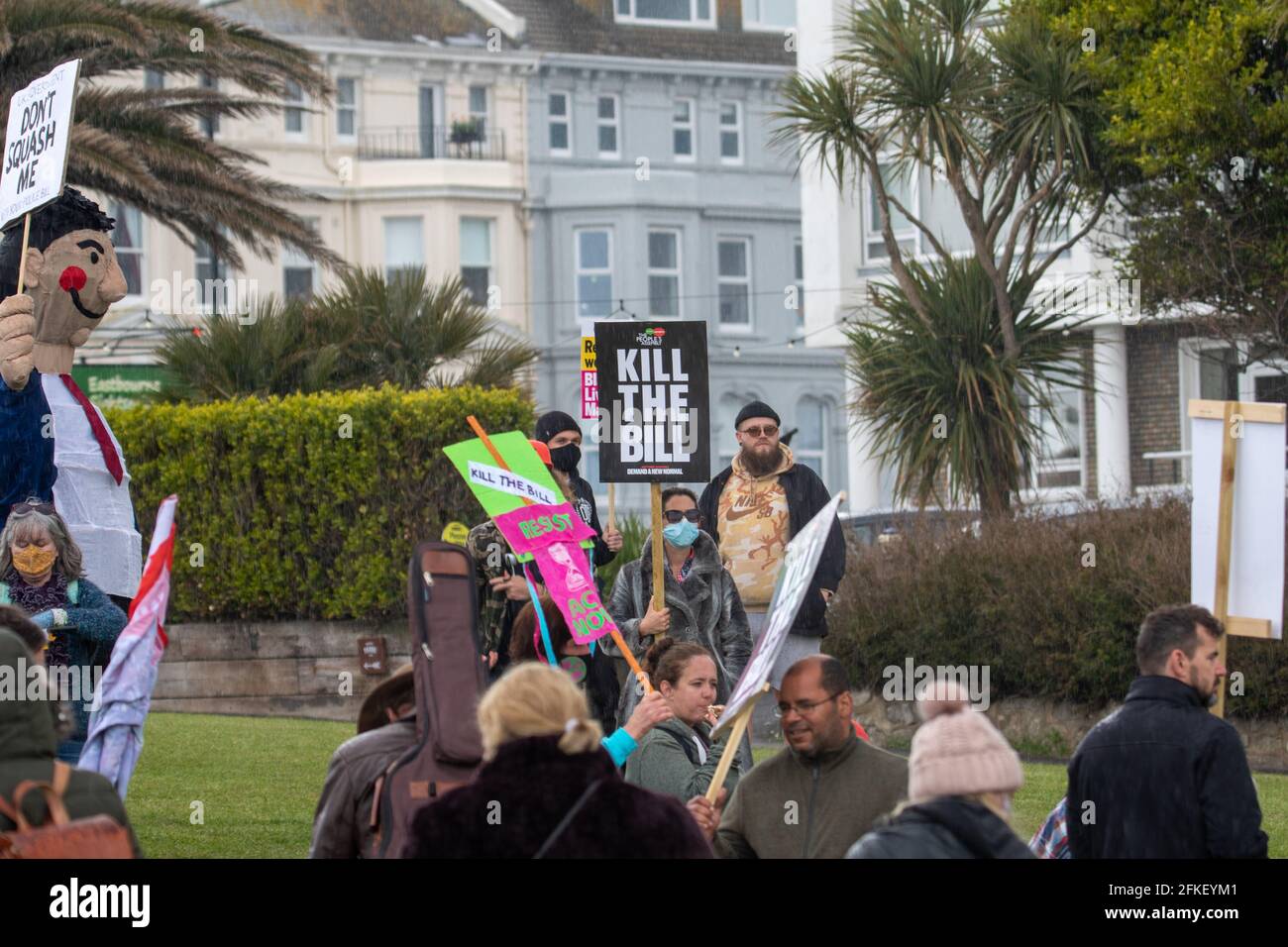 Eastbourne, Großbritannien. Mai 2021. Eine Gruppe von etwa 80 Demonstranten marschierte heute entlang der Eastbourne Seafront zur Unterstützung von Kill the Bill, XR und BLM, eine kleine Polizei war für diese friedliche Demonstration anwesend. Quelle: Pete Abel/Alamy Live News Stockfoto