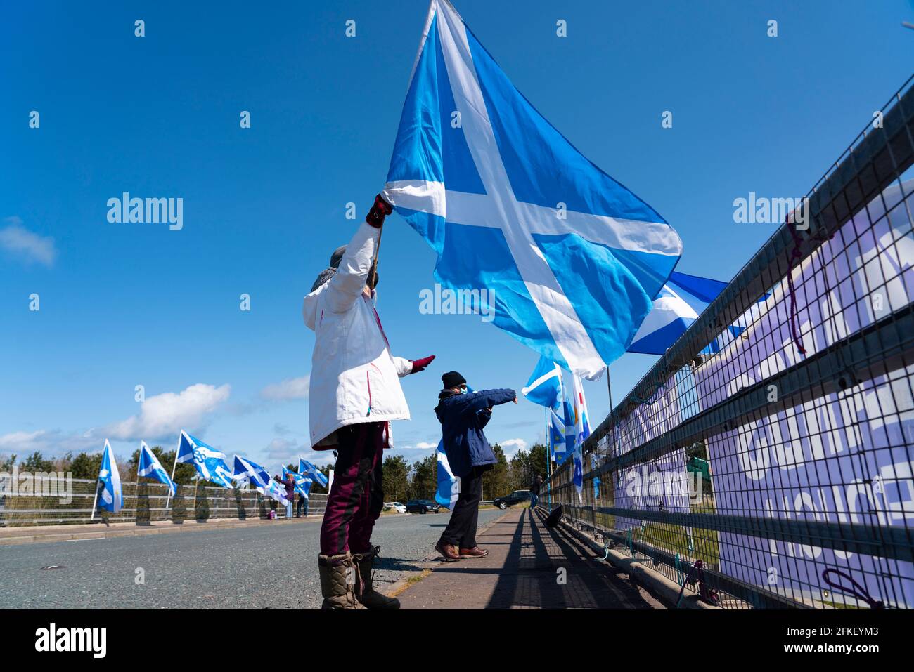 Lamberton, Scottish Borders, Schottland, Großbritannien. Mai 2021. Pro Scottish Independence Anhänger befestigen Flaggen und Schilder an Brücken über die Autobahn A1 und winken den vorbeifahrenden Autofahrern heute zu. Iain Masterton/Alamy Live News Stockfoto