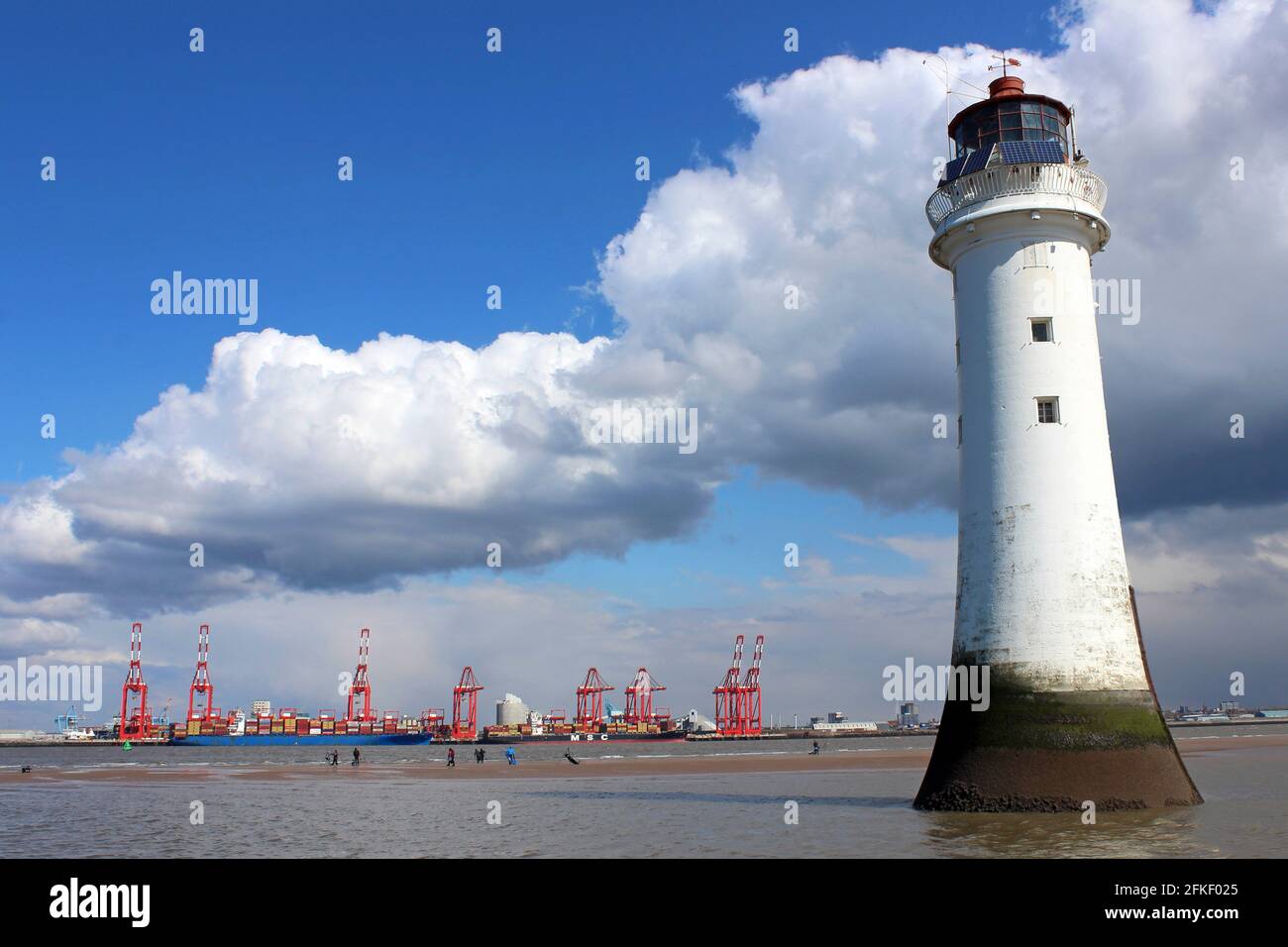 New Brighton Lighthouse mit Blick über den Fluss Mersey Liverpool Docks und Liverpool2 Containerkrane Stockfoto