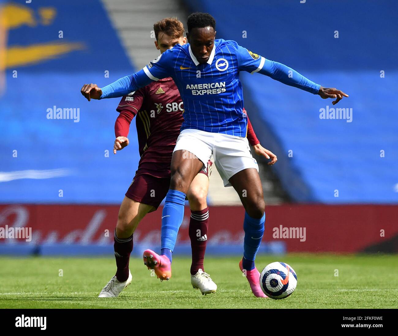 Diego Llorente (links) von Leeds United und Danny Welbeck von Brighton und Hove Albion kämpfen während des Premier League-Spiels im AMEX Stadium Brighton um den Ball. Ausgabedatum: Samstag, 1. Mai 2021. Stockfoto