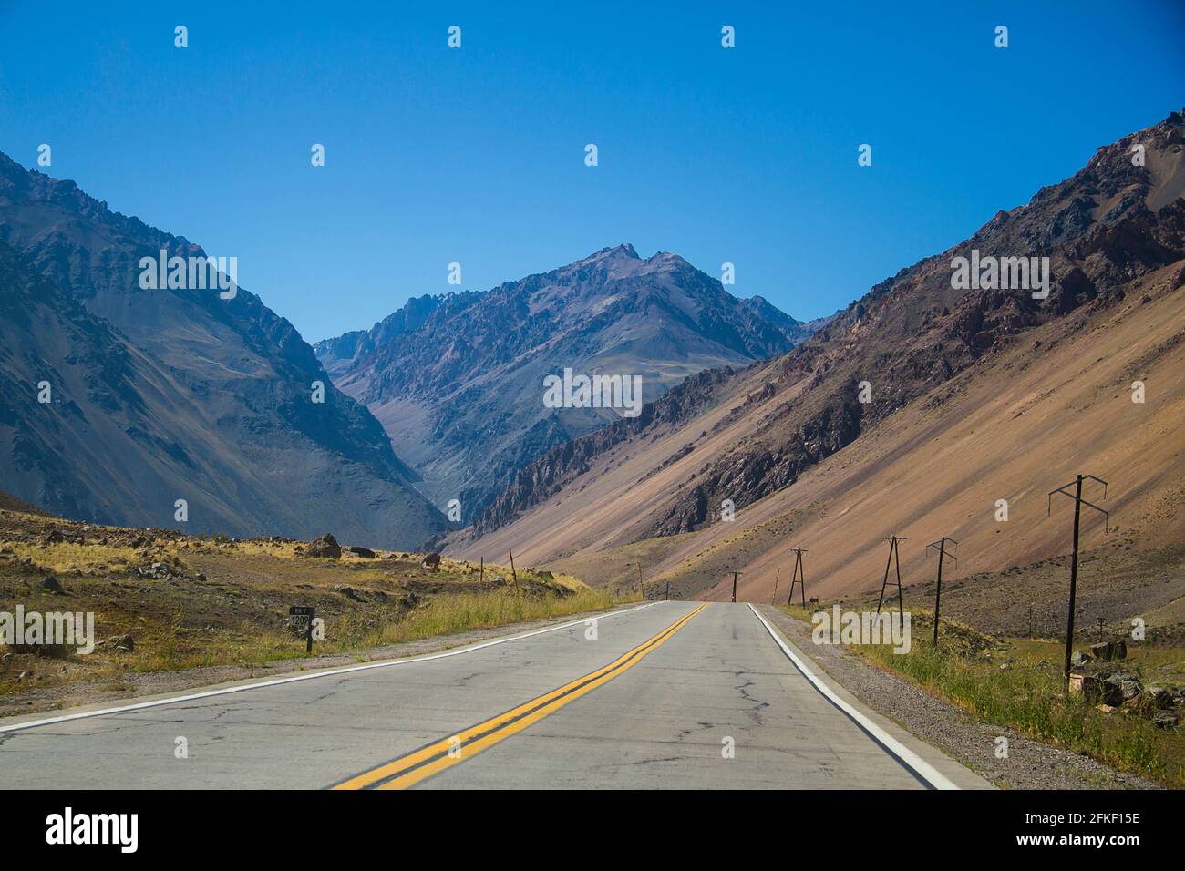 Route zwischen den felsigen Bergen, Mendoza Stockfoto