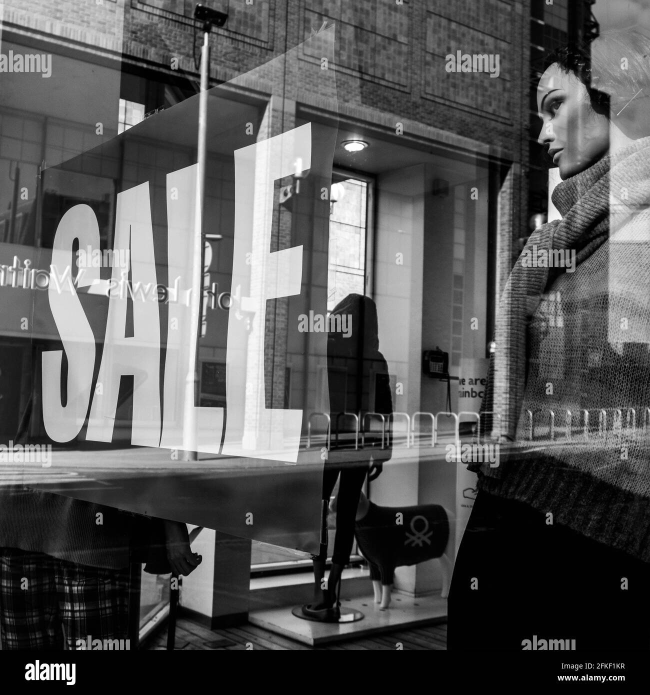 Kingston upon Thames, London, Großbritannien, April 2021, Fashion High Street Shop oder Schaufenster Verkaufsschild mit EINEM gekleideten Mannequin auf dem Display Stockfoto