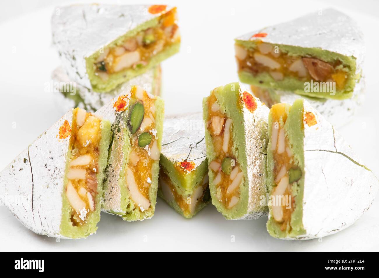 Am Meisten Genossen Kaju Diamond Barfi Oder Burfi Mithai, Sortiert Mit Kaaju Mava Cashew Nuts Pista Kesar Mawa. Der Sweet wird in Punjab Bengal Rajas genossen Stockfoto