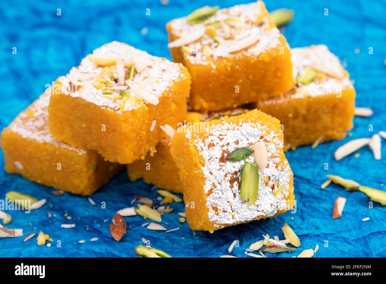 Berühmte Indische Mithai Moong Dal Burfi Oder Meetha Mung Daal Barfi Barfee Aus Gelbgrammehl In Desi Ghee Gemischt Mit Mawa Pistachio Und Doodh Khoya Stockfoto