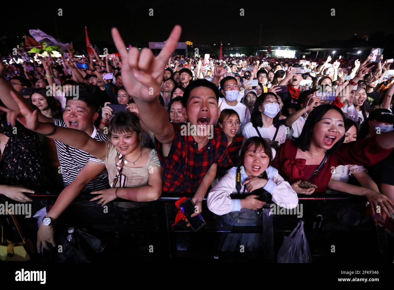 Fans besuchen eine Aufführung einer Rockband beim Strawberry Music Festival während des Labor Day Feiertags in Wuhan, Provinz Hubei, China, 1. Mai 2021. REUTERS/Tingshu Wang Stockfoto