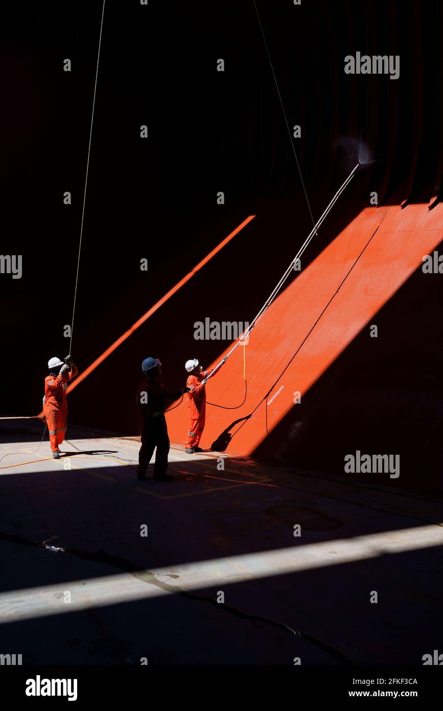 Crew bereitet Frachtraum vor dem Laden im Frachtraum von vor Großer Schüttgutfrachter Stockfoto