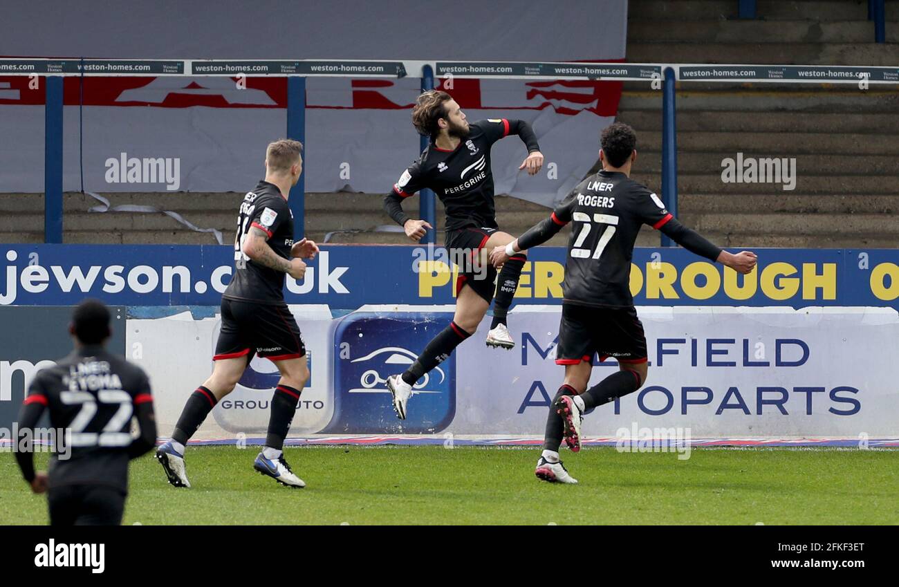 Lincoln CityÕs Jorge Grant feiert sein zweites Tor des Spiels vom Strafpunkt aus während des Sky Bet League One-Spiels im Weston Homes Stadium, Peterborough. Ausgabedatum: Samstag, 1. Mai 2021. Stockfoto