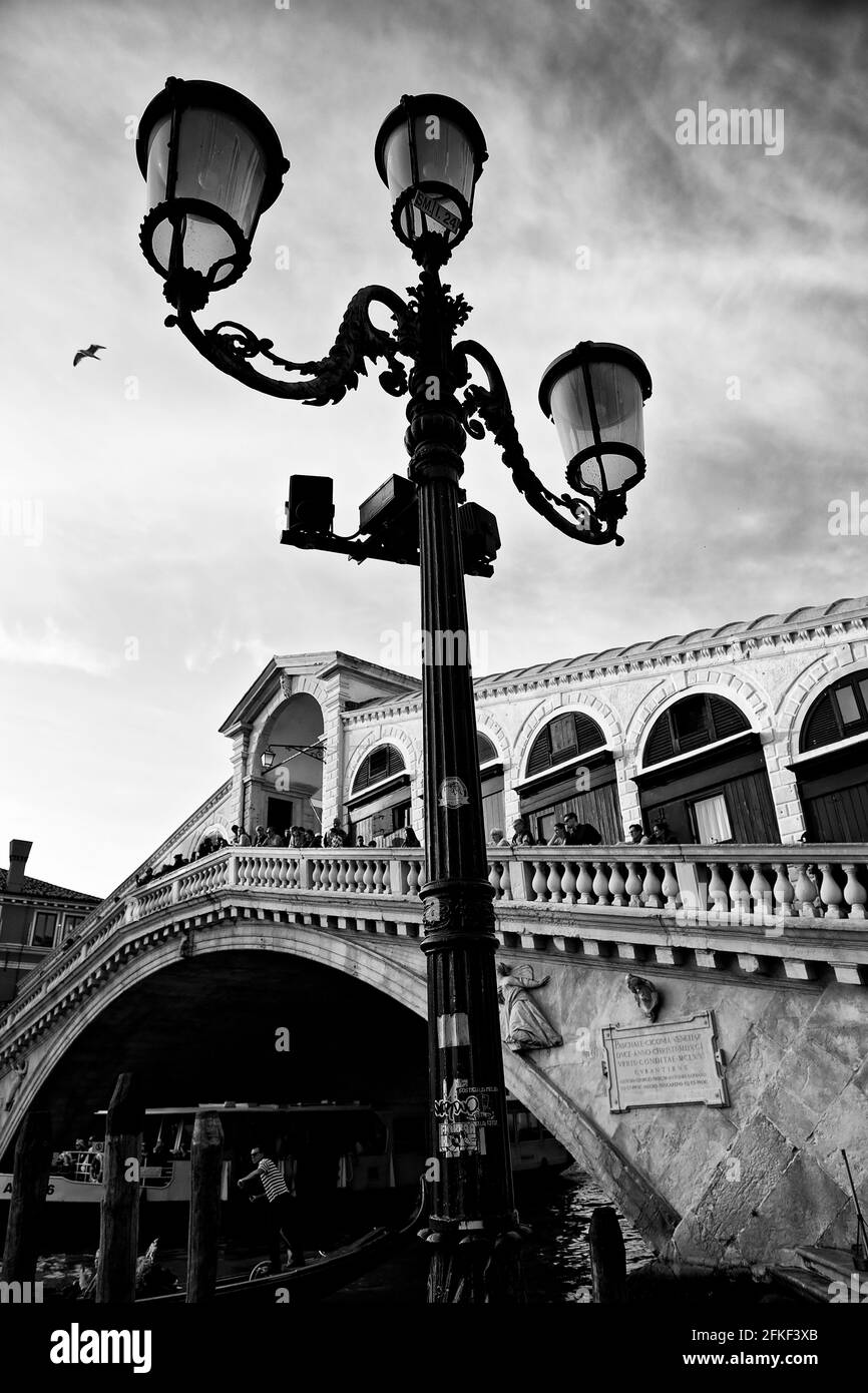 Rialtobrücke und Laternenpfosten, Venedig Stockfoto