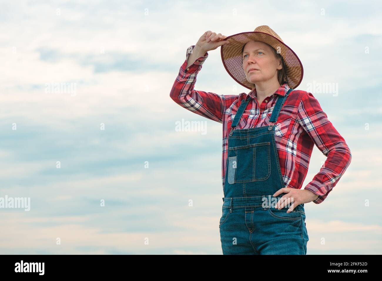 Porträt der betroffenen Farmerin agronomist im Freien mit Himmel als Kopieraum Stockfoto