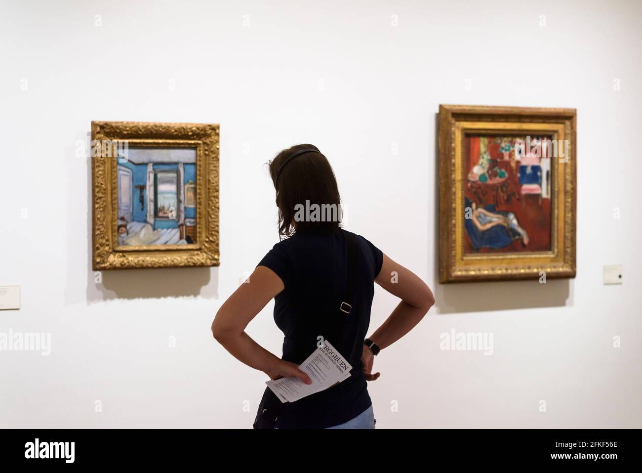 Berlin. Deutschland. Scharf-Gerstenberg Sammlung, Besucher mit Blick auf das Werk von Henri Matisse. Schloßstraße, Charlottenburg. Stockfoto