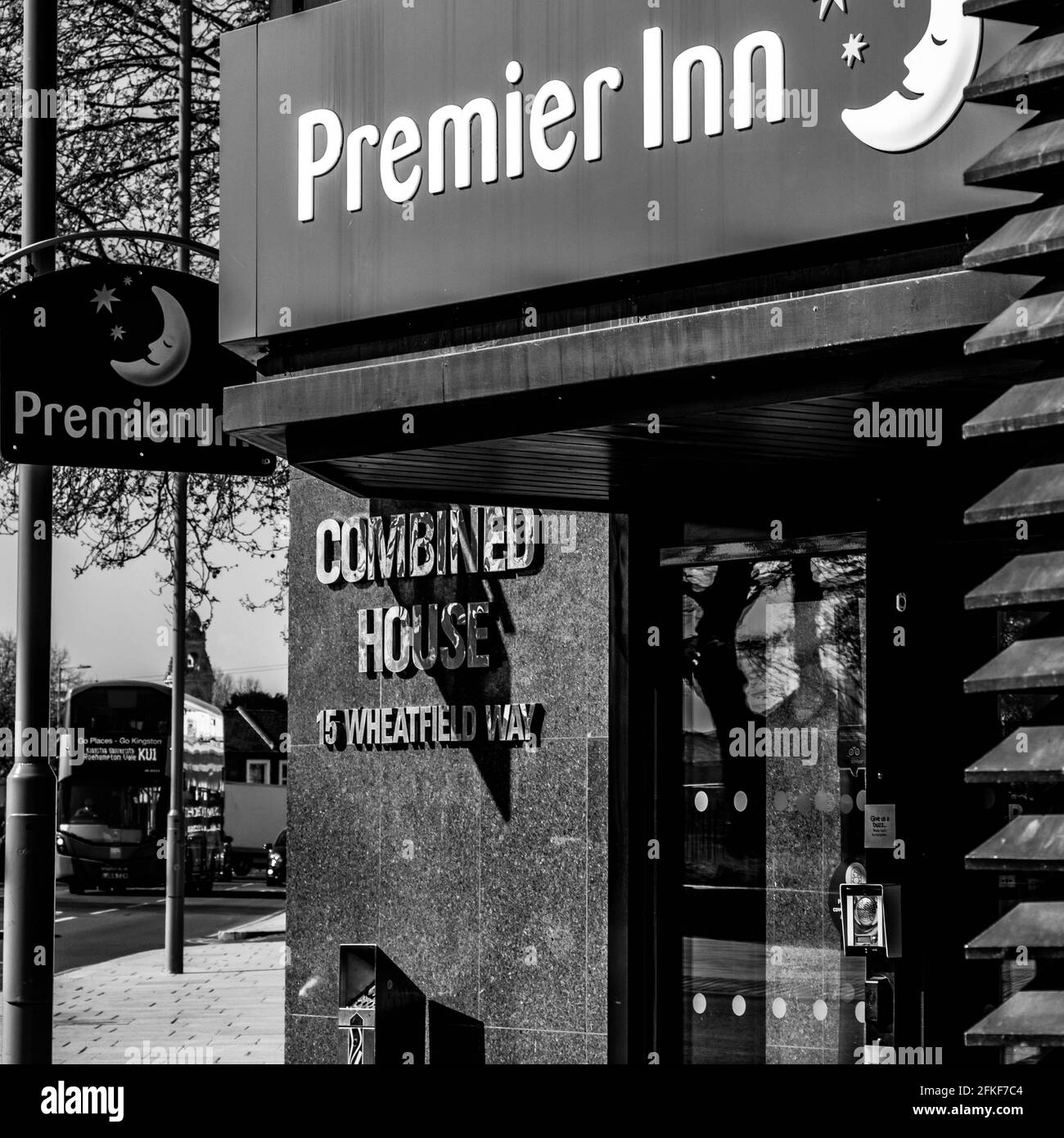 Kingston upon Thames, London, Großbritannien, April 2021, Nahaufnahme des Eingangs zu EINEM Premier Hotel ohne Personen Stockfoto