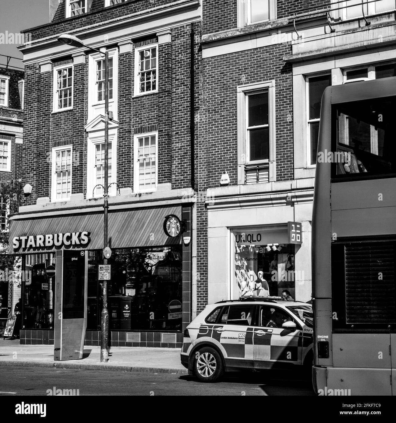 Kingston upon Thames, London, Großbritannien, 2021. April, NHS Ambulance parkte vor EINER High Street Filiale von Starbucks Coffee Shop Stockfoto
