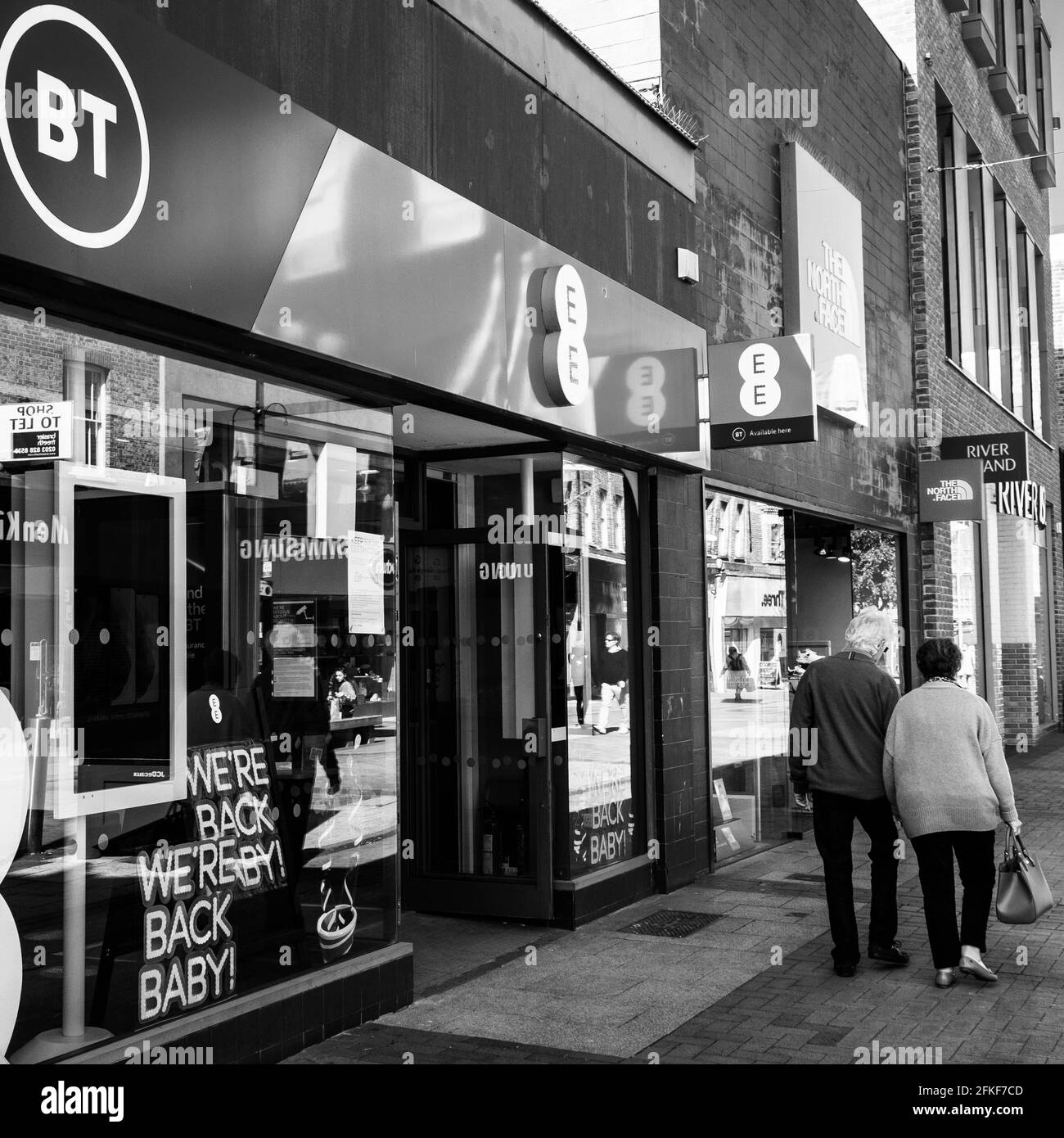 Kingston upon Thames, London, Großbritannien, April 2021, Mann und Frau Senior Couple, die an EINEM BT Shop Front vorbeigehen Stockfoto