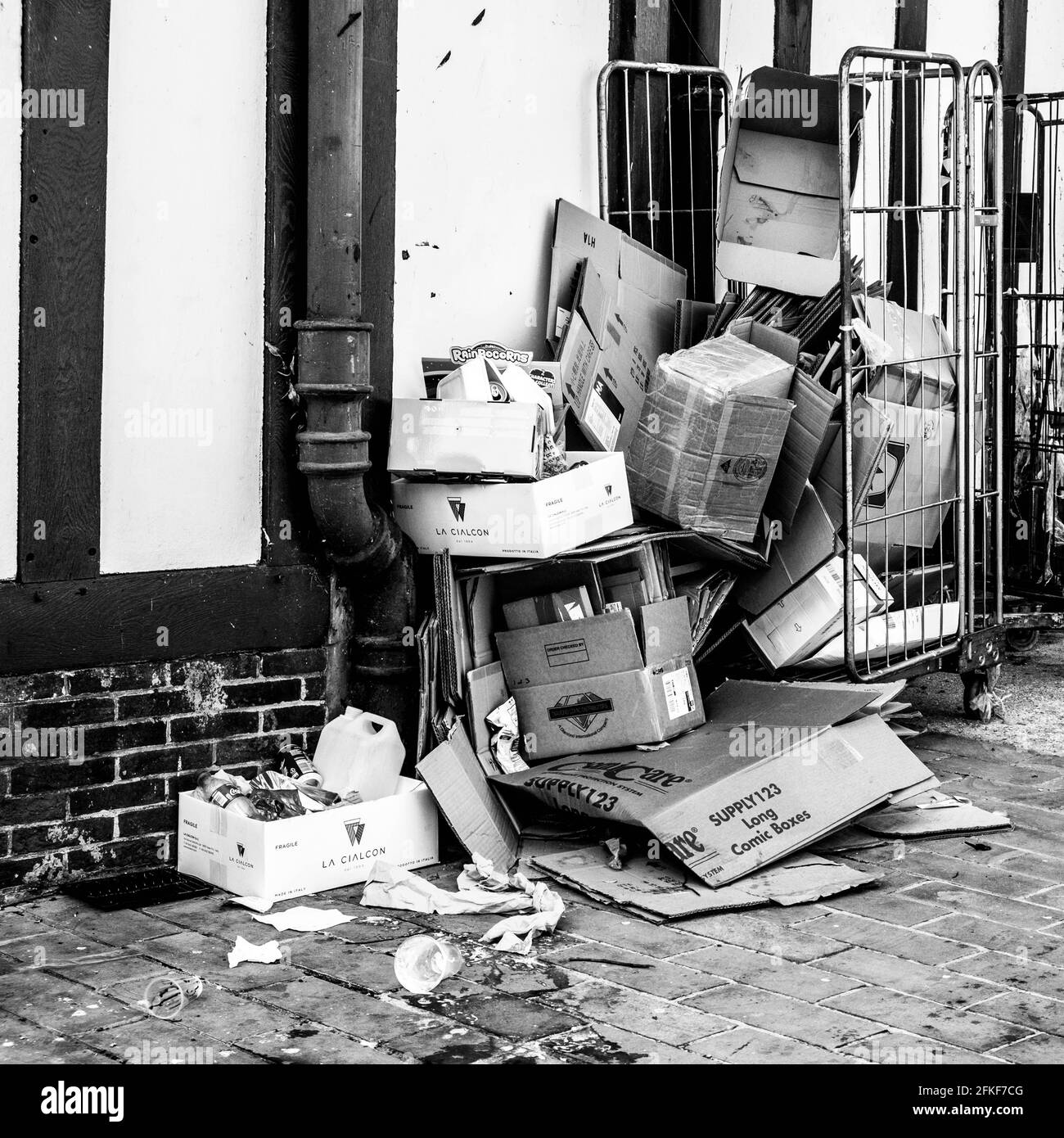 Kingston upon Thames, London, Großbritannien, April 2021, Stapel von Abfallschrott Kartons aus Karton, die an einer High Street Wall mit No People gestapelt sind Stockfoto