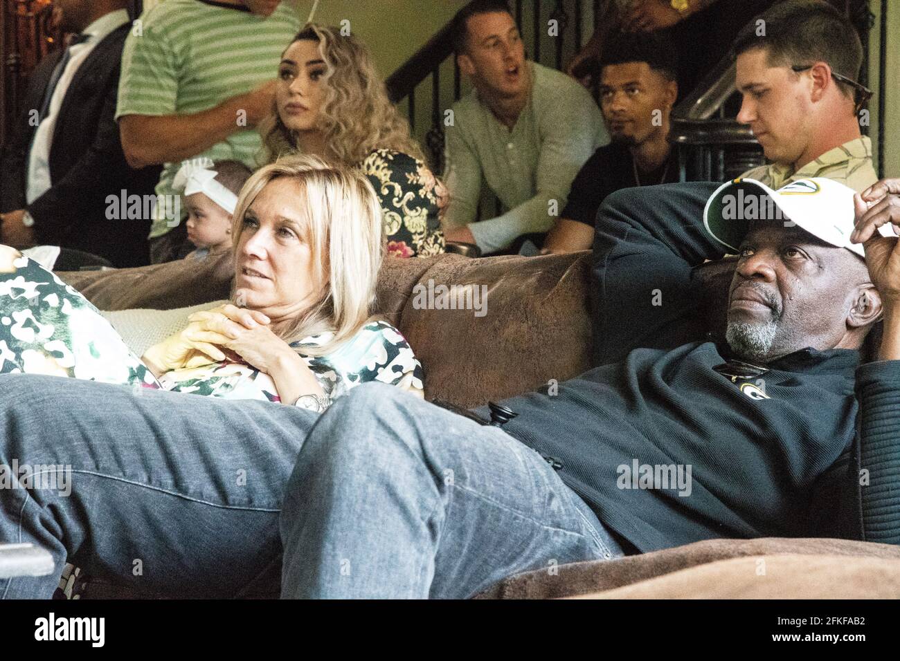 Lake Forest, USA. April 2021. John Brown (rechts) und Miriam Brown schauen während des NFL-Draft Fernsehen. Ihr Sohn Amon-Ra St. Brown ist dabei, in die National Football League einzusteigen. Ihr ältester Sohn Equanimeous St. Brown spielt bereits in der NFL und unterschrieb bei den Green Bay Packers. Im Entwurf wechseln sich die 32 NFL-Teams ab, um junge Spieler auszuwählen. Die potenziellen Profis haben kein Mitspracherecht, in welchem Team sie ihre Karriere in der National Football League beginnen. Quelle: Maximilian Haupt/dpa/Alamy Live News Stockfoto