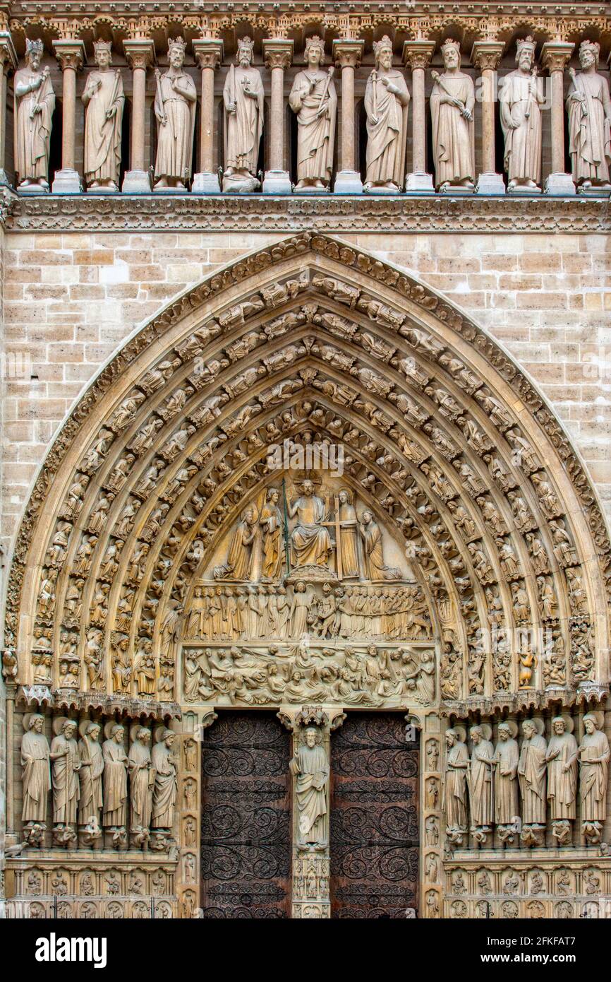 Illustration des Jüngsten Gerichts auf dem zentralen Portal der westlichen façade von Notre-Dame de Paris, Paris, Frankreich Stockfoto