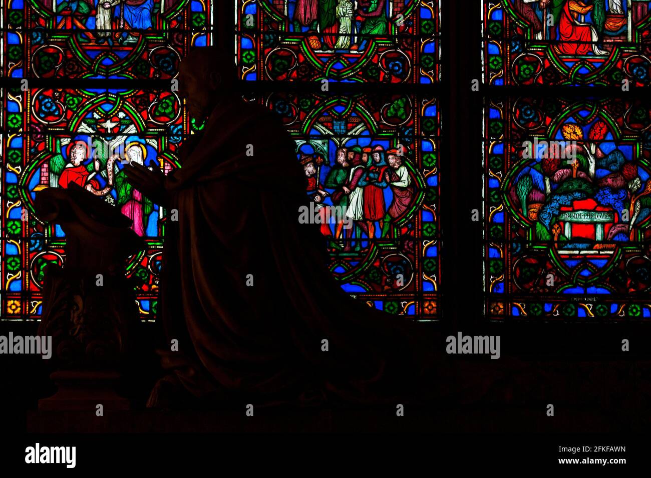 Vitrail des pèlerinages in Notre-Dame de Paris, Paris, Frankreich Stockfoto