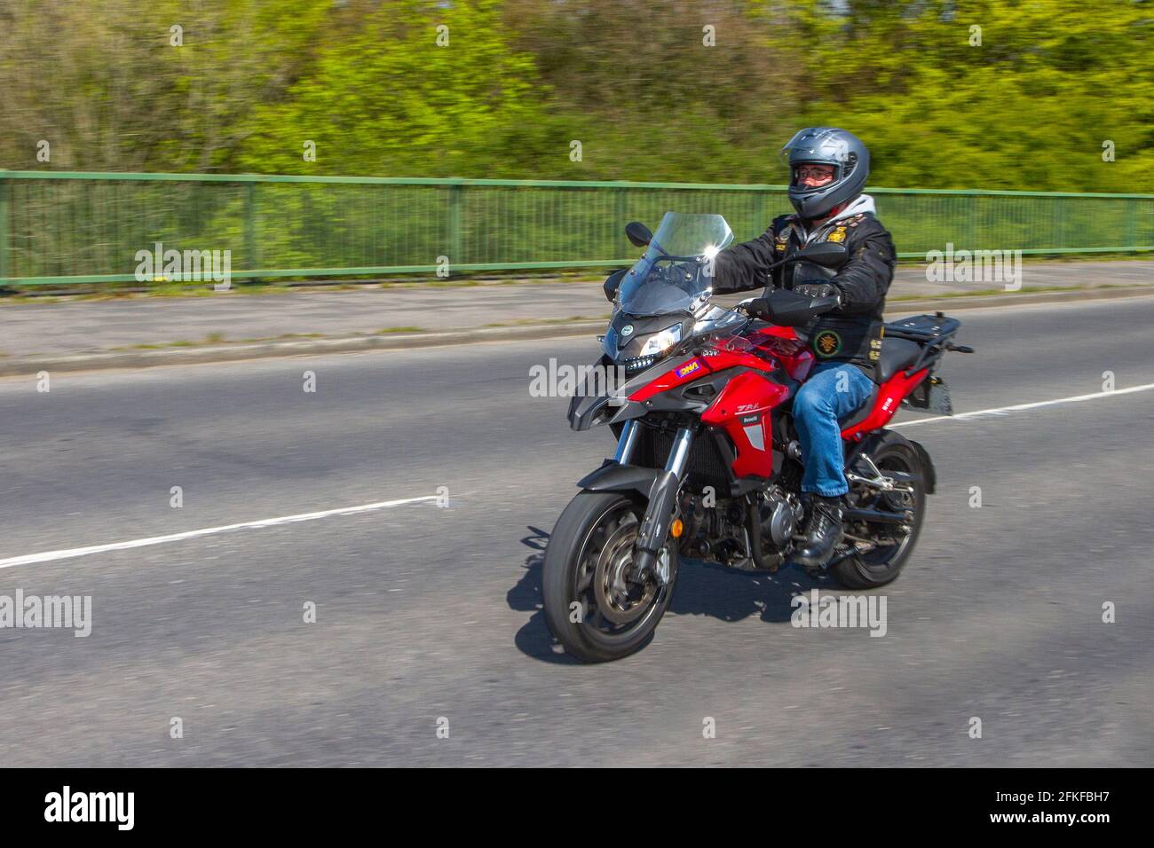 2018 Benelli TRK 502 E4; Motorradfahrer; zweirädriger Transport, Motorräder, Fahrzeug, Straßen, Motorräder, Motorradfahrer fahren in Chorley, Großbritannien Stockfoto