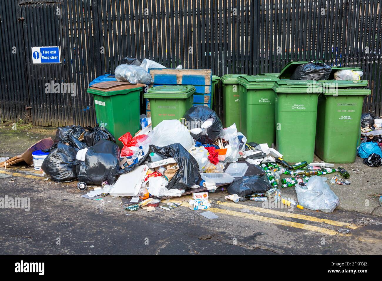 Überfließende Abfalleimer und schwarze Plastiktüten von Unternehmen, die darauf warten, geleert zu werden, im Stadtzentrum von Glasgow, Schottland, Großbritannien Stockfoto
