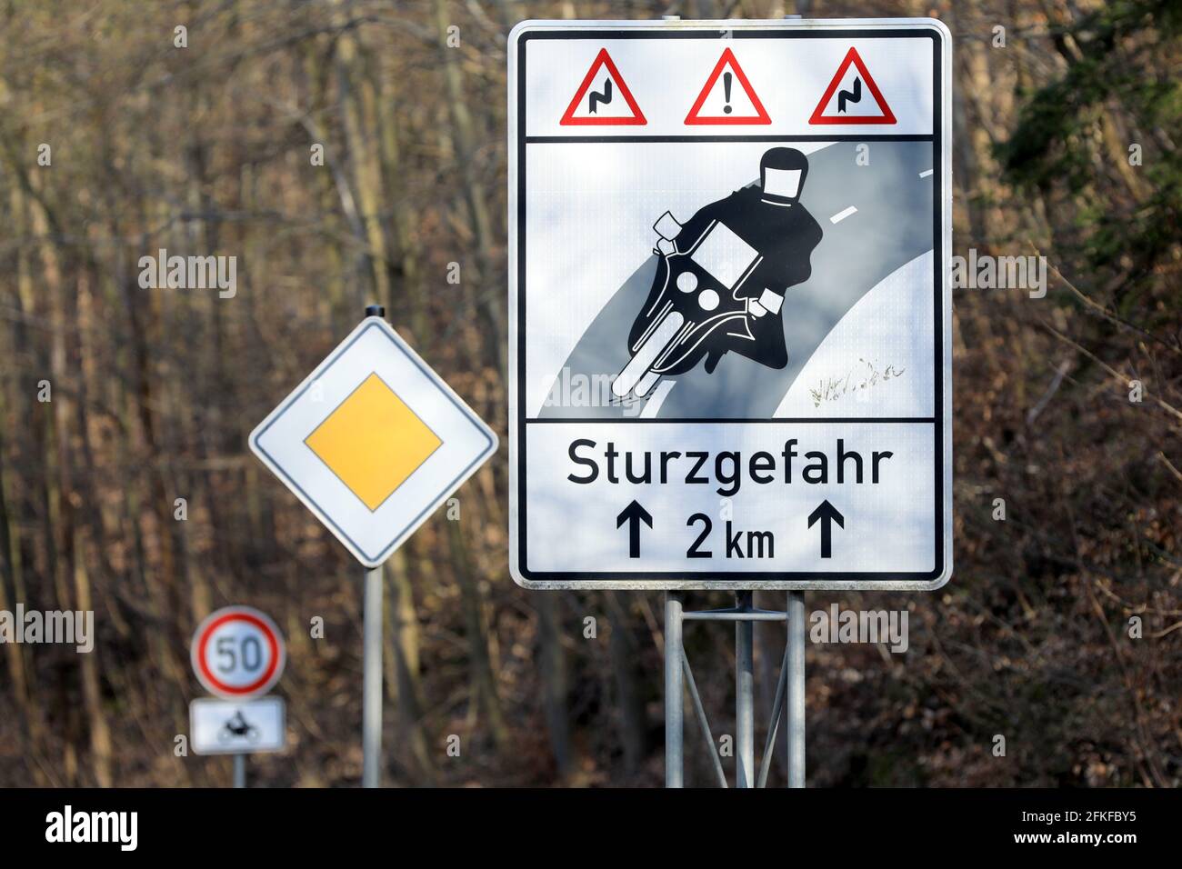 20. April 2021, Sachsen-Anhalt, Blankenburg: Auf einer Landstraße in Richtung Blankenburg steht ein Warnschild für Motorradfahrer "Fallgefahr". In den nächsten Wochen werden viele Motorradfahrer ihre Zweiräder wieder aus dem Winterschlaf holen. Foto: Peter Gercke/dpa-Zentralbild/ZB Stockfoto