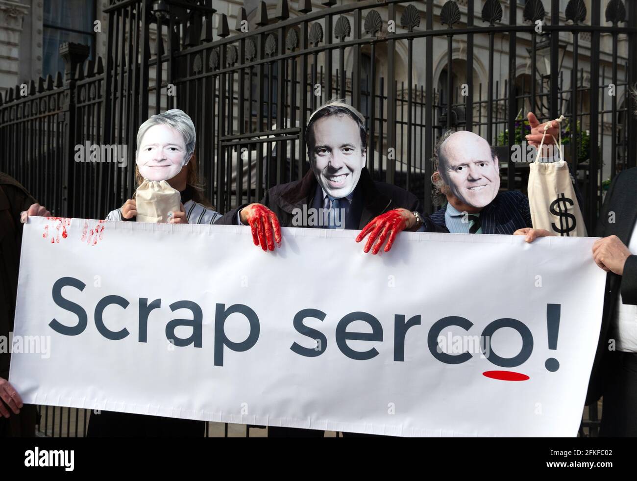 Eine Demonstration in der Downing Street, bei der die Regierung aufgefordert wird, „Serco zu verschropfen“. Serco wurde wegen Betrugs und falscher Buchführung angeklagt, da die Gewinne steigen. Stockfoto