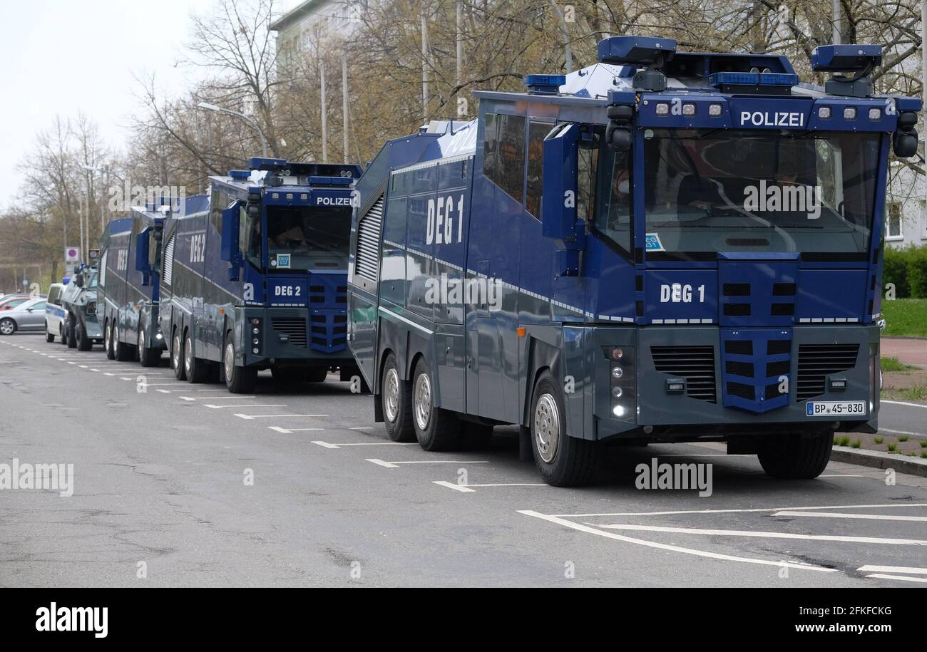 Chemnitz, Deutschland. Mai 2021. Polizeiwasserwerfer stehen am Rande einer Kundgebung der Partei "Freie Sachsen". Quelle: Sebastian Willnow/dpa-Zentralbild/dpa/Alamy Live News Stockfoto