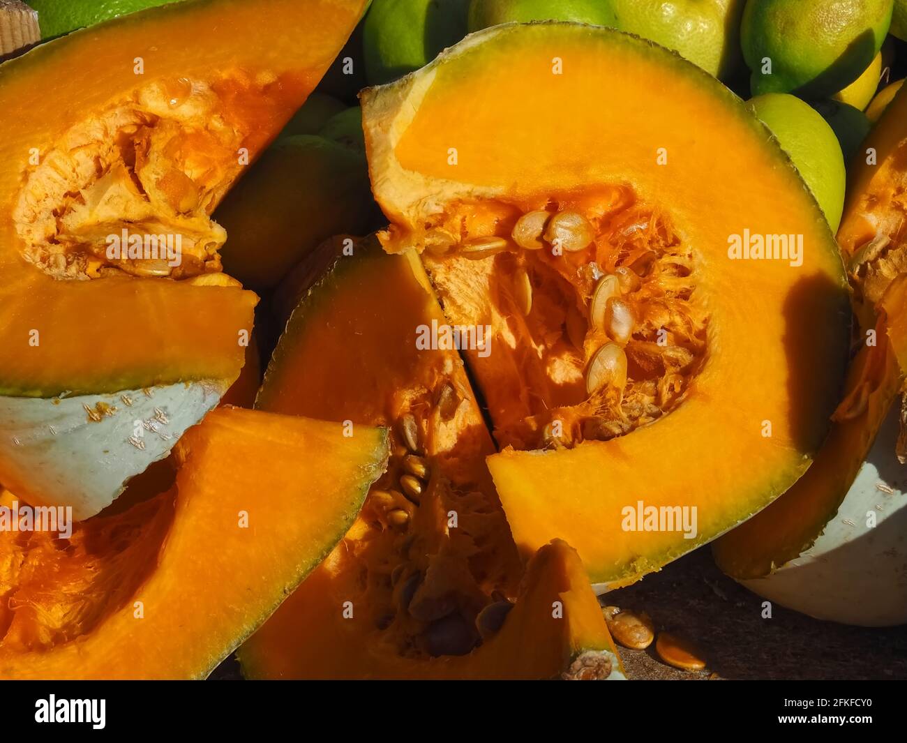 Makro einer in Scheiben geschnittenen Honigmelone in der Sonne Stockfoto