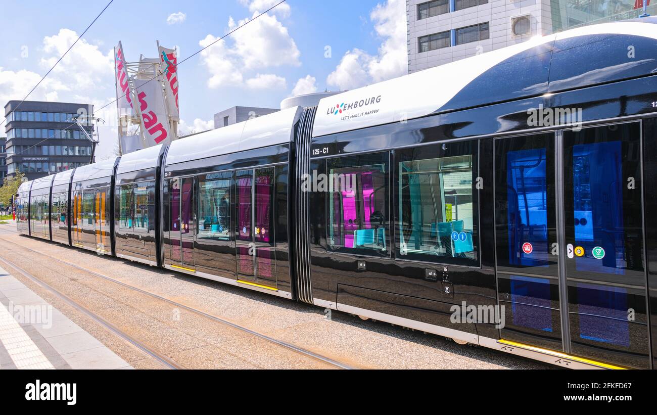 Öffentliche Verkehrsmittel in Luxemburg - die Straßenbahn - LUXEMBURG CITY, LUXEMBURG - 30. APRIL 2021 Stockfoto
