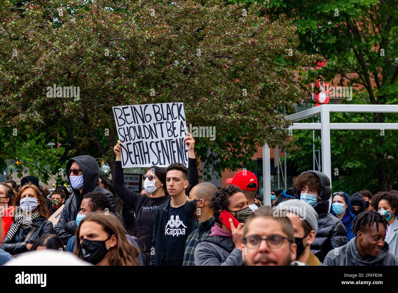 Montreal Quebec Kanada 31 2020. Mai: Black Lives Matter protestiert in Montreal durch das Polizeihauptquartier während der COVID-19 Pandemie Stockfoto