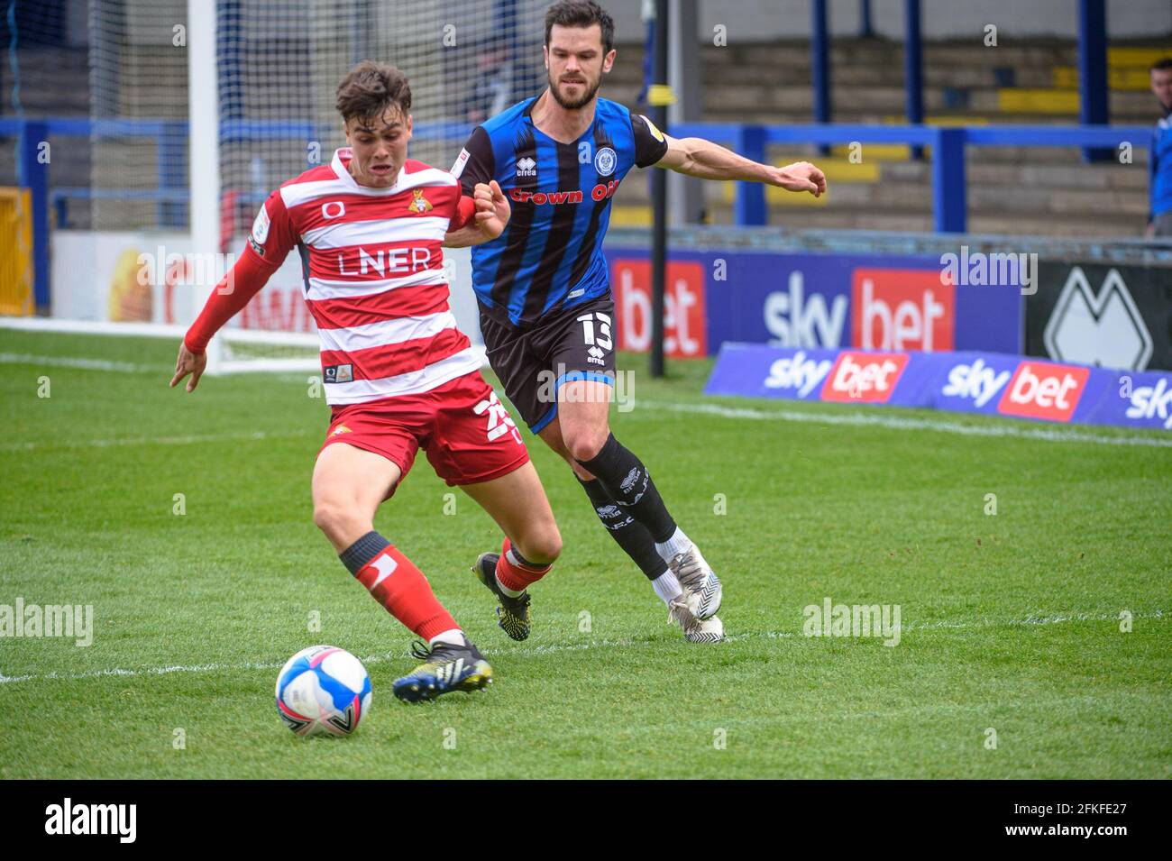 ROCHDALE, GROSSBRITANNIEN. 1. MAI Branden Horton vom Doncaster Rovers FC wird am 1. Mai 2021 im Sky Bet League 1-Spiel zwischen Rochdale und Doncaster Rovers im Spotland Stadium, Rochdale, von Jimmy Keohane vom Rochdale AFC angegangen. (Kredit: Ian Charles, MI News) Kredit: MI News & Sport /Alamy Live News Stockfoto