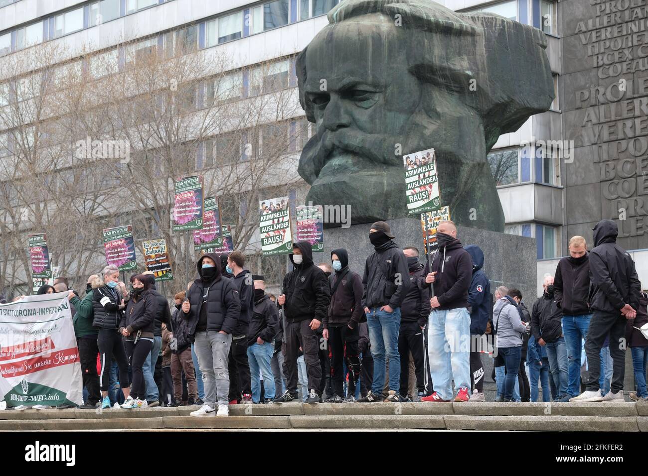 Chemnitz, Deutschland. Mai 2021. Anhänger der rechtsextremen Partei 'der III. Weg" bei einer Kundgebung der Partei "Freie Sachsen" am Karl-Marx-Denkmal. Etwa 250 Menschen demonstrierten dort gegen die Corona-Maßnahmen der Bundesregierung. Quelle: Sebastian Willnow/dpa-Zentralbild/dpa/Alamy Live News Stockfoto