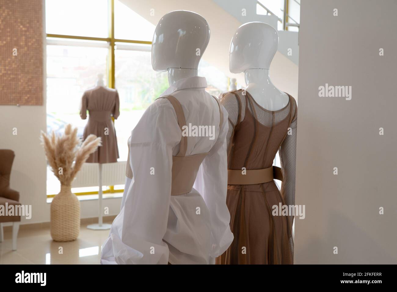Weibliche Schaufensterpuppen präsentieren eine stilvolle Kollektion von Kleidung. Mode- und Stilgeschäft. Copyspace Stockfoto