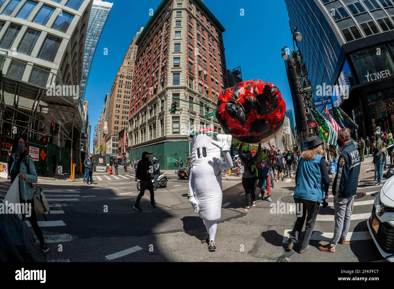 New York, USA. Mai 2021. Die Befürworter von Marihuana marschieren am Samstag, den 1. Mai 2021, bei der jährlichen NYC Cannabis Parade in New York. Der marsch beinhaltete eine breite Palette von Demografien von Millennials bis zu Hippies aus der alten Zeit. New York hat Marihuana für den Freizeitkonsum von Erwachsenen ab 21 Jahren nach vielen Jahren und vielen gescheiterten Versuchen legalisiert. Die ersten legalen Verkäufe sollen 2022 beginnen. (ÂPhoto von Richard B. Levine) Quelle: SIPA USA/Alamy Live News Stockfoto