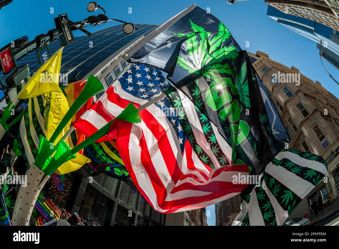 New York, USA. Mai 2021. Die Befürworter von Marihuana marschieren am Samstag, den 1. Mai 2021, bei der jährlichen NYC Cannabis Parade in New York. Der marsch beinhaltete eine breite Palette von Demografien von Millennials bis zu Hippies aus der alten Zeit. New York hat Marihuana für den Freizeitkonsum von Erwachsenen ab 21 Jahren nach vielen Jahren und vielen gescheiterten Versuchen legalisiert. Die ersten legalen Verkäufe sollen 2022 beginnen. (ÂPhoto von Richard B. Levine) Quelle: SIPA USA/Alamy Live News Stockfoto