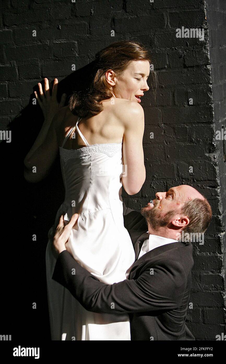 Olivia Williams (Beatrice-Joanna), will Keen (De Flores) in THE CHANGELING von Middleton & Rowley at BITE:06, Barbican Theatre, London EC2 15/05/2006 A Cheek by jowl / Les Gemeaux / Sceaux / Scene Nationale: Grand Theatre de Luxembourg Co-Produktion Design: Nick Ormerod Beleuchtung: Judith Greenwood Bewegung: Jane Gibson Kämpfe: Terry King Regie: Declan Donnellan Stockfoto