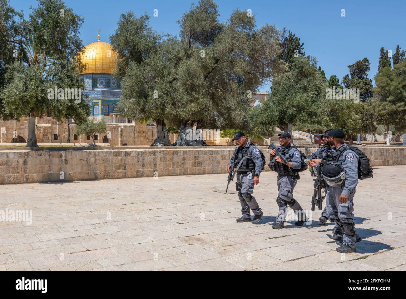Ostjerusalem, Israel - 28. April 2021: Schwer bewaffnete israelische Sicherheitskräfte, die an der Kuppel des Felsens vorbei gehen, Jerusalem, Israel. Stockfoto
